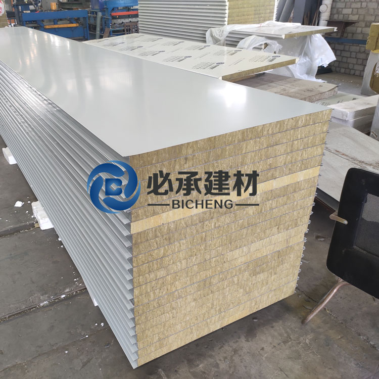 彩鋼夾芯板與巖棉彩鋼板在綠色建筑中的應(yīng)用有何不同？